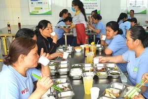 Bữa ăn giữa ca của người lao động Công ty cổ phần Sài Gòn Food có thêm nước chanh sả để tăng sức đề kháng