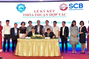 Ông Bùi Anh Dũng, Phó Tổng Giám Đốc SCB và ông Nguyễn Phước Hưng, Phó Chủ tịch HUBA thực hiện nghi lễ ký kết Thoả thuận hợp tác