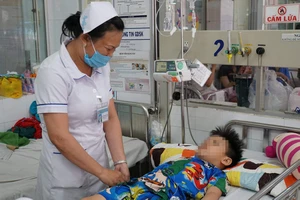 Nhân viên y tế BV Nhi đồng 1 đang theo dõi và chăm sóc bé N.H.L. sau phẫu thuật