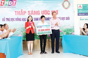 Công ty TNHH MTV Xổ số Kiến thiết Đồng Tháp trao học bổng “Thắp sáng ước mơ” tại xã Đốc Binh Kiều