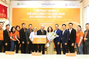 Hanwha Life Việt Nam tặng 3.257 thẻ bảo hiểm y tế cho người nghèo