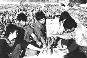 Các chiến sĩ viếng mộ đồng đội hy sinh ngày 14-3-1988 được an táng trên đảo Sinh Tồn. Ảnh Tư liệu