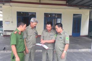 Ông Đỗ Văn Đăng (thứ 2, từ phải qua) cùng các thành viên bảo vệ khu phố và Công an thị trấn Trảng Bom bàn kế hoạch tuần tra trên địa bàn