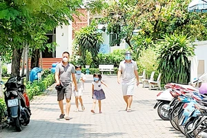 Bên trong một chung cư ở phường Tân Phong, quận 7, đang cách ly y tế do có ca nhiễm virus SARS-CoV-2. Ảnh: DŨNG PHƯƠNG
