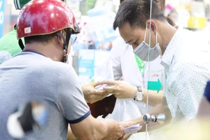 Người dân mua thuốc tại một nhà thuốc trên đường Thuận Kiều, quận 5, TPHCM. Ảnh: HOÀNG HÙNG