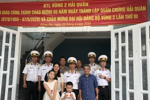  Đại tá Đặng Mạnh Hùng chụp hình lưu niệm cùng gia đình Thượng úy Hoàng Văn Tiến trong buổi khánh thành ngôi nhà
