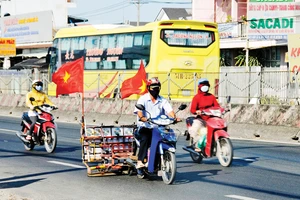 Người dân sử dụng xe máy hút đinh trên quốc lộ 1A đoạn qua huyện Bình Chánh, TPHCM. Ảnh: CAO THĂNG