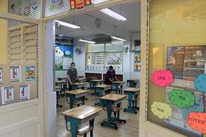 Trường Tiểu học Nguyễn Bỉnh Khiêm quận 1 làm vệ sinh, khử khuẩn, trang trí lớp học chào đón các em học sinh trở lại trường. Ảnh: HOÀNG HÙNG