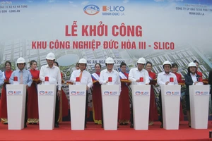 Nguyên Chủ tịch nước Trương Tấn Sang (thứ 5 từ trái sang) cùng lãnh đạo tỉnh Long An và đại diện các cơ quan bấm nút khởi công KCN Đức Hòa III-SLICO