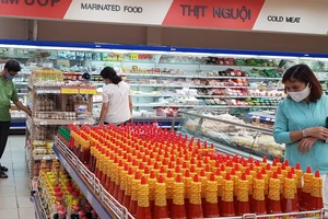 Chọn mua hàng thực phẩm trong siêu thị Co.opmart