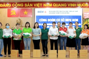 Đại diện ngân hàng BIDV trao tặng quà cho các giáo viên mầm non gặp khó khăn tại quận Bình Tân