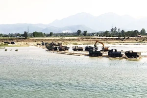 Doanh nghiệp khai thác cát huy động phương tiện để “moi ruột” sông Trà Khúc. Ảnh: NGỌC OAI