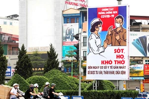 Tranh cổ động phòng chống dịch Covid-19 trên đường phố Hà Nội