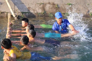 “Nắn dòng” kênh thủy lợi mở lớp dạy bơi miễn phí cho trẻ em 