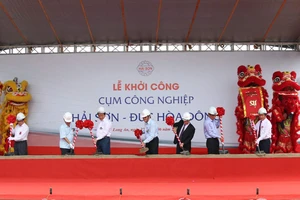Nguyên Chủ tịch nước Trương Tấn Sang (thứ 5 từ trái qua) cùng lãnh đạo tỉnh Long An tại lễ khởi công