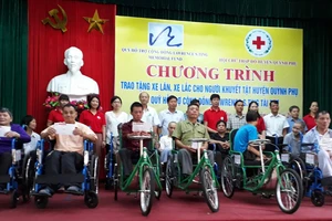 Quỹ Lawrence S. Ting trao tặng xe lăn, xe lắc cho người khuyết tật có hoàn cảnh khó khăn tại huyện Quỳnh Phụ, tỉnh Thái Bình