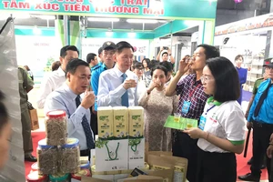Phó Chủ tịch UBND TPHCM Trần Vĩnh Tuyến dùng thử sản phẩm tại Chương trình Kích cầu tiêu dùng 2020
