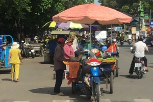 Chợ tự phát họp giữa đường