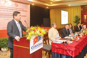 Chủ tịch UBND TPHCM Nguyễn Thành Phong phát biểu tại buổi đối thoại với doanh nghiệp EuroCham. Ảnh: CAO THĂNG