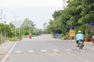 Đoạn đường ven kênh Tham Lương trị giá hơn 400 triệu đồng do người dân khu phố 7, phường 14 (quận Gò Vấp) đóng góp thực hiện. Ảnh: HOÀI NAM