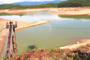 Hệ thống xả lũ hồ thủy lợi Đập Làn, Hương Khê, Hà Tĩnh xuống cấp nghiêm trọng. Ảnh: NGỌC OAI