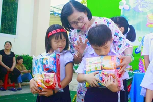 Cô Nguyễn Thị Thu Hà, Giám đốc Trung tâm Nuôi dạy trẻ khuyết tật Võ Hồng Sơn, trao quà cho trẻ khuyết tật