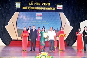 Đại diện Vedan nhận chứng nhận “Thương hiệu vàng nông nghiệp Việt Nam” sản phẩm phân hữu cơ khoáng Vedagro dạng viên