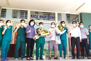 Bệnh nhân cuối cùng mắc Covid-19 của TP Đà Nẵng được xuất viện tại Bệnh viện dã chiến Hòa Vang (TTYT huyện Hòa Vang, TP Đà Nẵng). Ảnh: XUÂN QUỲNH