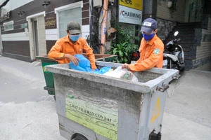 Thu gom rác sinh hoạt có phân loại tại nguồn ở quận 1, TPHCM. Ảnh: CAO THĂNG