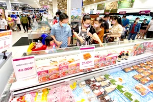 Đông đảo khách hàng đến mua sắm tại siêu thị Aeon Bình Tân, TPHCM. Ảnh: CAO THĂNG