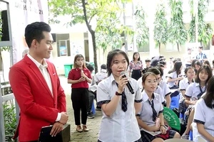 Học sinh Trường THPT Trần Văn Giàu (quận Bình Thạnh) đặt câu hỏi tại ngày hội tư vấn hướng nghiệp tổ chức giữa tháng 10-2020