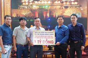 Đại diện Báo SGGP trao 1 tỷ đồng do Tập đoàn Hưng Thịnh hỗ trợ đồng bào bị thiệt hại do bão lũ tại Thừa Thiên-Huế