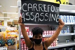 Một người biểu tình ở siêu thị Carrefour. Ảnh: TTXVN/AFP