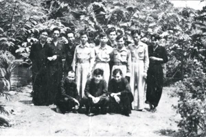 Đồng chí Lê Đức Anh (hàng đứng thứ hai từ phải qua) cùng với bộ đội khu Sài Gòn - Chợ Lớn thời điểm 1948 - 1950. Ảnh: Tư liệu