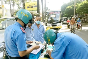 Xử phạt xe dừng đỗ sai quy định trên đường An Dương Vương, quận 5, TPHCM