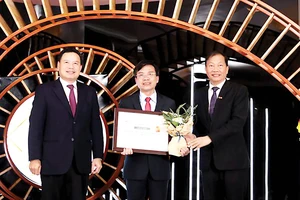 Ông Trần Văn Tần, thành viên HĐQT đại diện VietinBank, nhận danh hiệu “Doanh nghiệp bền vững Việt Nam” năm 2020