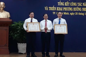 Thứ trưởng Thường trực Bộ Ngoại giao Bùi Thanh Sơn trao tặng bằng khen của Bộ Ngoại giao cho 2 tập thể. Ảnh: VOH