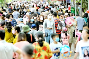 Rất đông người dân TPHCM và du khách tham quan Thảo Cầm Viên Sài Gòn vào ngày 1-1-2021. Ảnh: DŨNG PHƯƠNG
