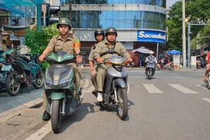 Bảo vệ dân phố phường Nguyễn Thái Bình, quận 1 tuần tra địa bàn. Ảnh: ĐOÀN HIỆP