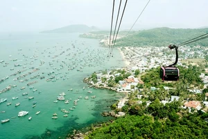Cáp treo Hòn Thơm là cáp treo vượt biển dài nhất thế giới, thu hút đông đảo du khách đến tham quan, giải trí. Ảnh: TẤN THÁI