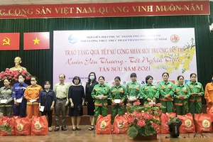 Bà Huỳnh Lan Phương - Phó Tổng Giám đốc VWS trao quà tết cho công nhân vệ sinh môi trường