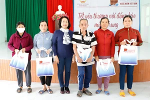 Đoàn Hiệp hội Nước mắm Việt Nam thăm và tặng quà Tết bà con tại Quảng Ngãi 