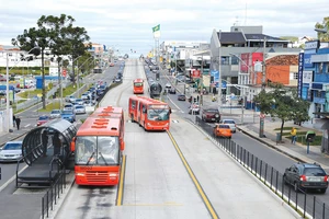 Đường phố ở Curitiba được phân luồng hợp lý, có làn dành riêng cho người đi bộ