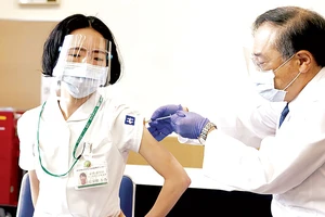 Nhân viên y tế Nhật Bản tiêm chủng vaccine ngừa Covid-19. Ảnh: Getty Images