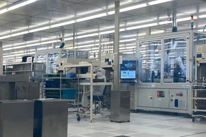 Một góc phòng sạch trong khu sản xuất của nhà máy Intel Products Vietnam tại SHTP. Ảnh: T.BA