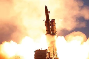 Hình chụp một vụ thử tên lửa của Triều Tiên do hãng Thông tấn Trung ương Triều Tiên (KCNA) công bố ngày 28-11-2019. Ảnh: Reuters