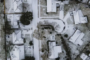Những ngôi nhà bị phủ đầy tuyết ở Houston, Texas hôm 15-2. Ảnh: AP