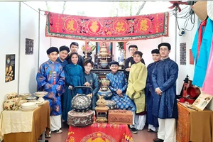 Các thành viên của Đại Nam hội quán tái hiện một nét văn hóa truyền thống trong ngày hội Tóc xanh vạt áo