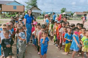 Cô giáo Loan thực hiện chương trình Tiếp sức cho trẻ đến trường ở thôn Plei Trớ, xã Chư A Thai (tháng 8-2020)