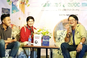 Tác giả trẻ Phát Dương (ngồi giữa) trong một buổi ra mắt sách 